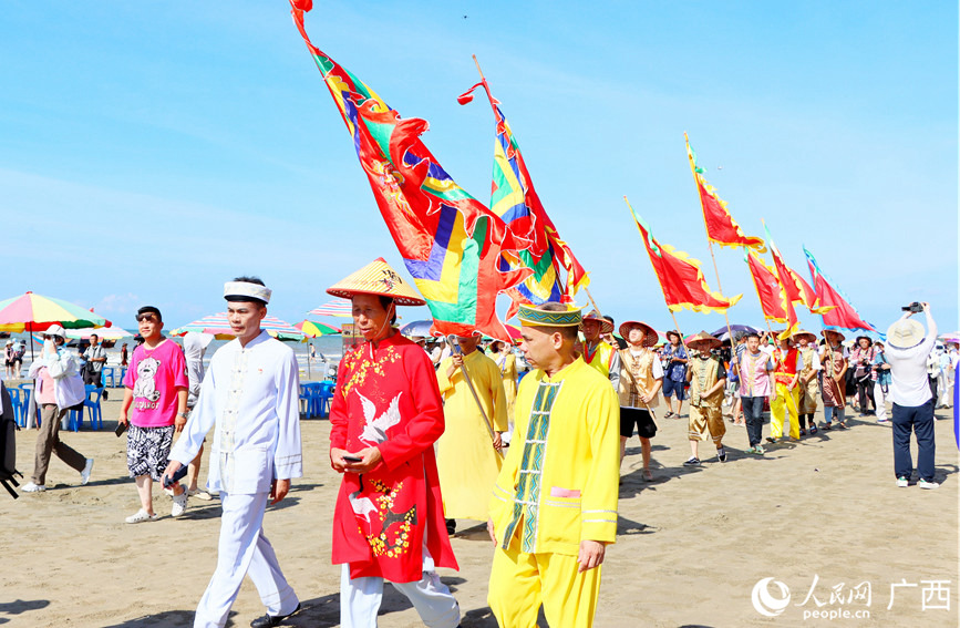 迎神隊伍來到海邊。