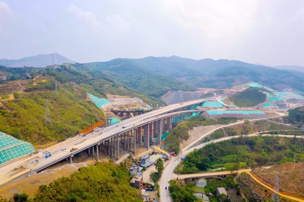 隆革高速公路将在今年内建成通车。