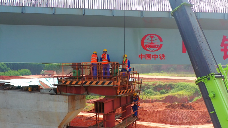 上横高速公路钢箱梁顶推施工现场。罗桂源摄