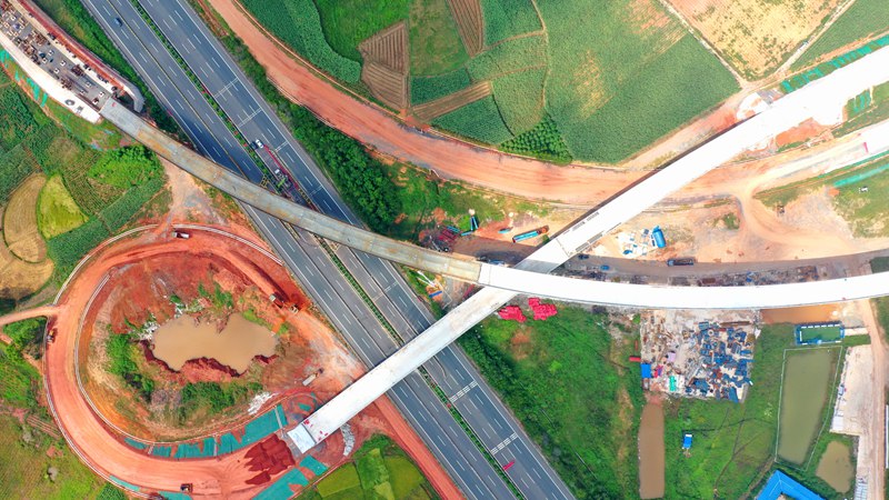 上横高速公路钢箱梁顶推施工现场。罗桂源摄