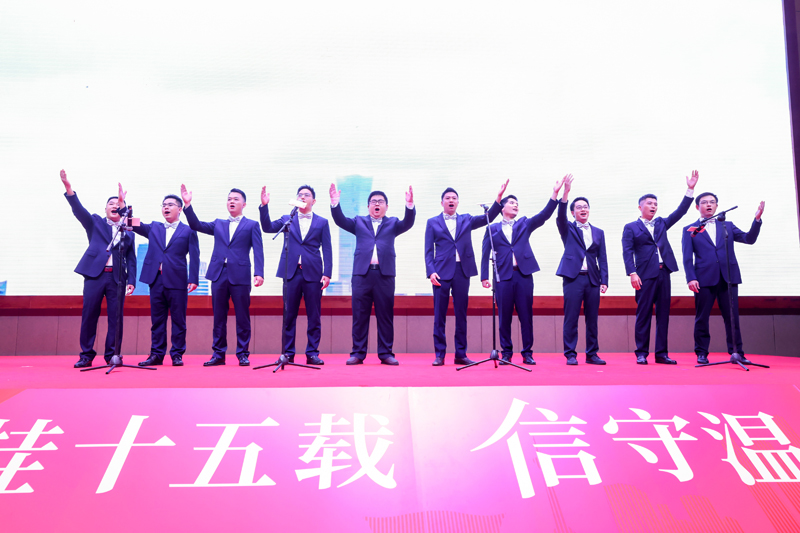中国华融广西分公司给大会带来的男声合唱表演。中信银行南宁分行供图