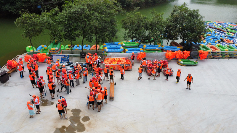 游客在岸边在为漂流作准备。姚伦毅摄