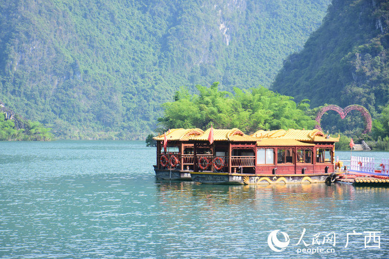 浩坤湖景區內，游客們可搭乘造型獨特的游船閱覽浩坤湖美景。人民網 王功孝攝