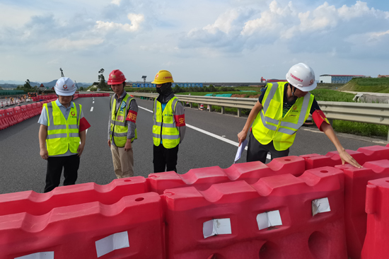 高速公路工作人員對涉路施工安全防護現場進行檢查。柳州高速來賓分公司供圖