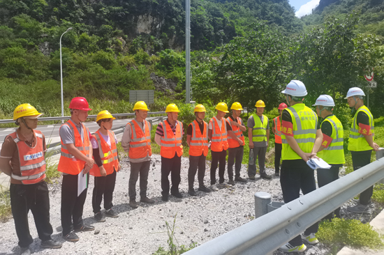 高速公路工作人員對涉路施工人員進行安全教育。柳州高速來賓分公司供圖