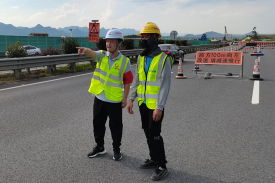 高速公路工作人员对涉路施工作业进行检查指导。柳州高速来宾分公司供图