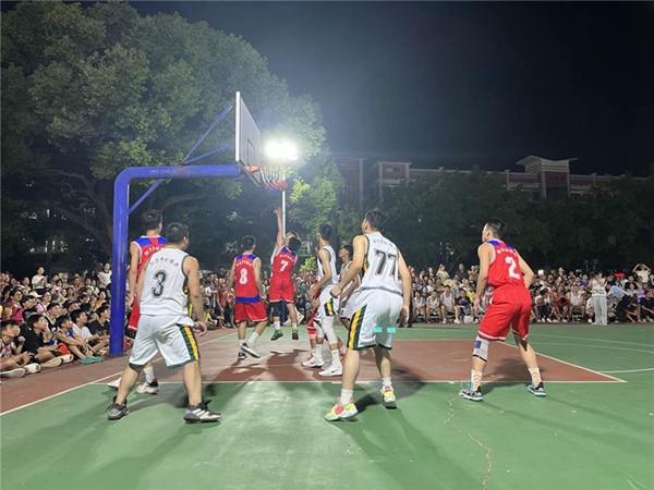 广西灵山县武利镇“村BA”比赛现场。（张炳凤）