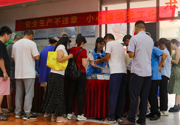 工伤预防走进人才交流大会。
