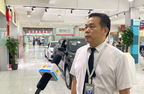北海易達豐田汽車銷售服務有限公司副總經理陳榮茂接受採訪。鄧茜莎攝