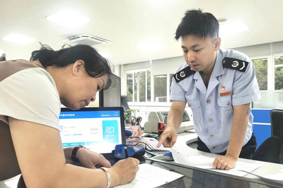 张滇卿正在热心地为纳税人服务。赵华摄