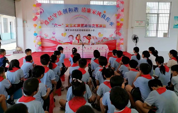 校外法治副校长到德灵小学开展法治宣传教育。武鸣区委宣传部供图