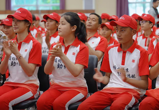 在开营仪式上，孩子们在聚精会神听课。