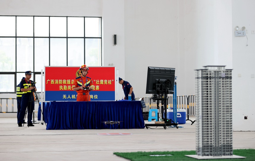 图为参赛队员操作无人机航拍建模现场。蓝豪生摄