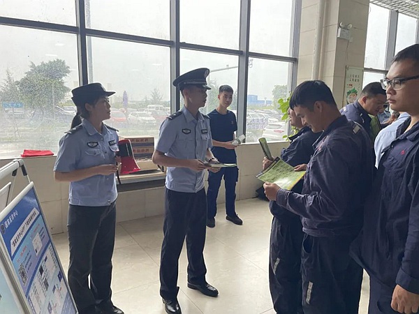 民警走进企业为职工宣讲反诈知识