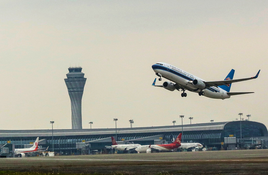 民航客機在南寧吳圩國際機場有序起降。林軍攝