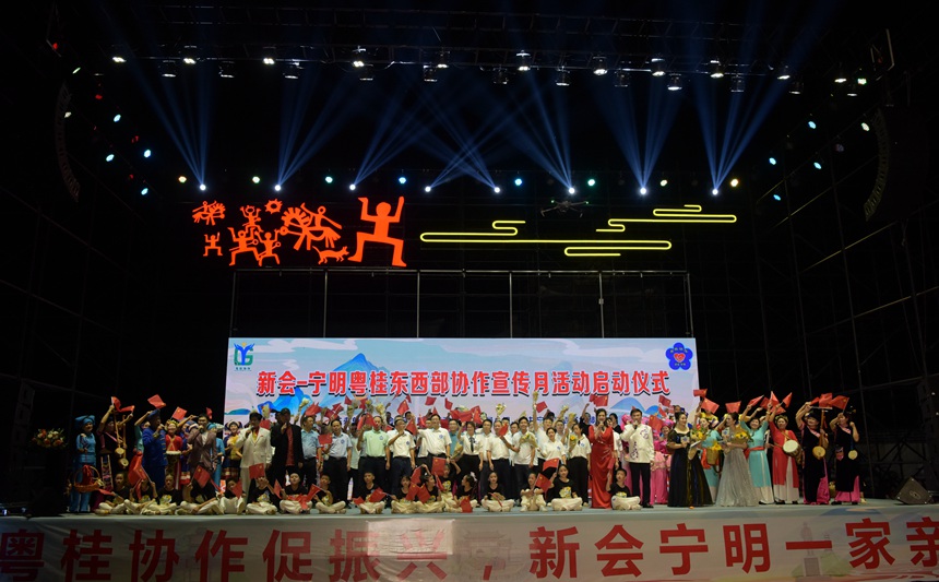 图为活动人员一起大合唱《我和我的祖国》。