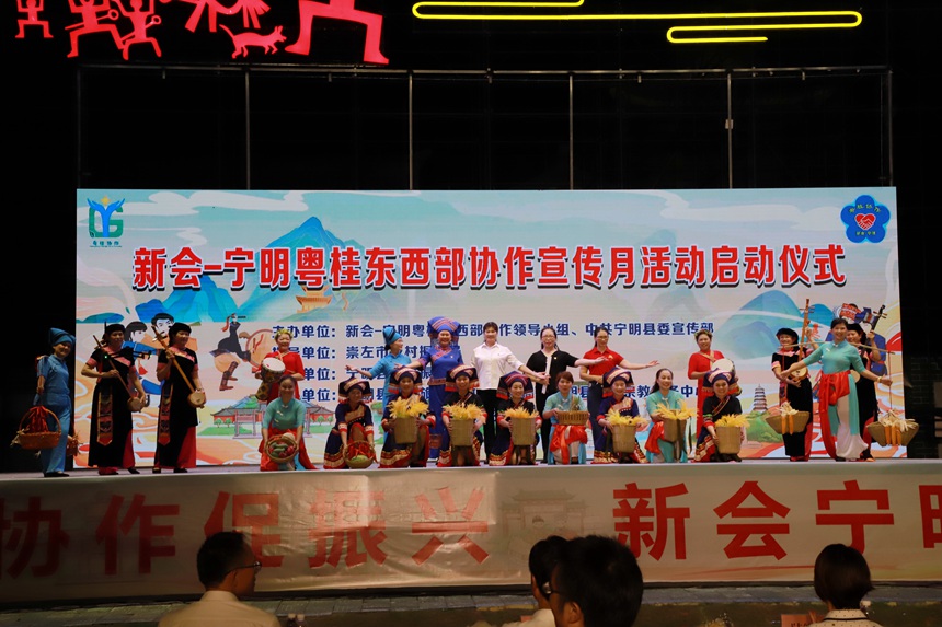 图为宁明壮族天琴文艺队表演歌舞《振兴乡村结硕果》