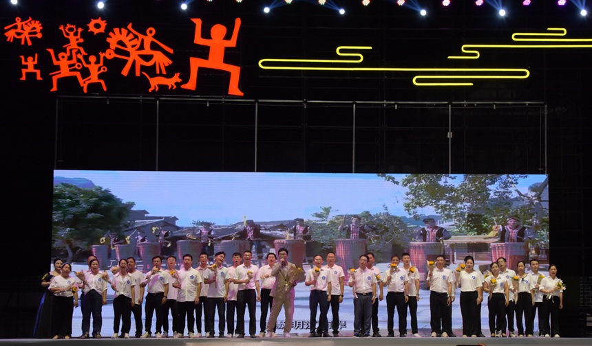 图为新会到宁明交流的干部、医护人员、老师带来歌曲大合唱《我们来自新会》