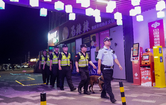 “夜巡队”正在街上巡逻。七星公安分局供图
