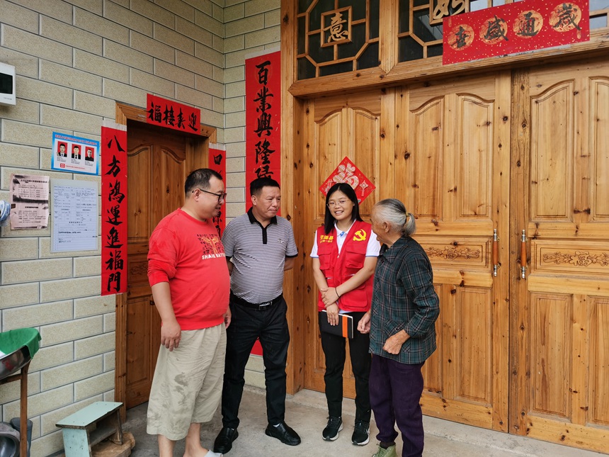 图为资源县瓜里乡金江村驻村工作队走村入户了解群众生活情况