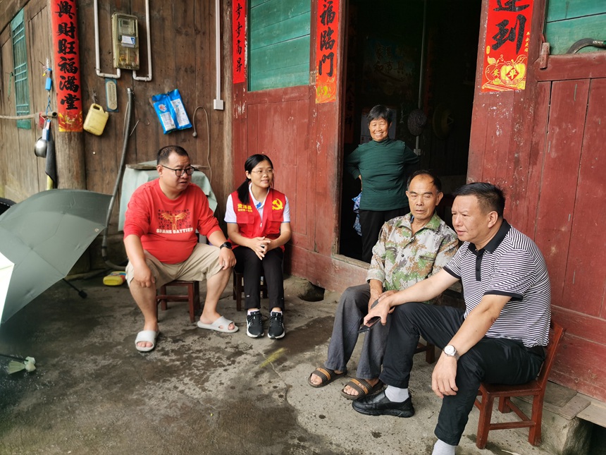 图为资源县瓜里乡金江村驻村工作队走村入户了解群众生活情况