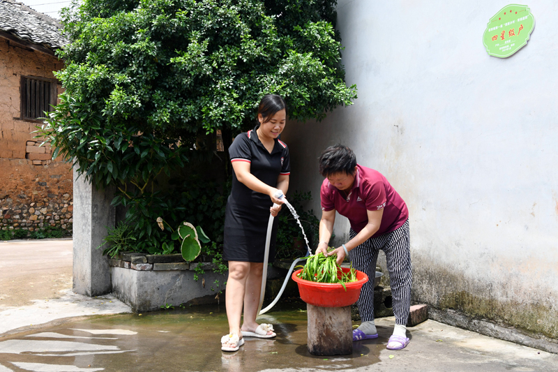 容西镇深柳村上柳片的村民用上清洁的自来水。