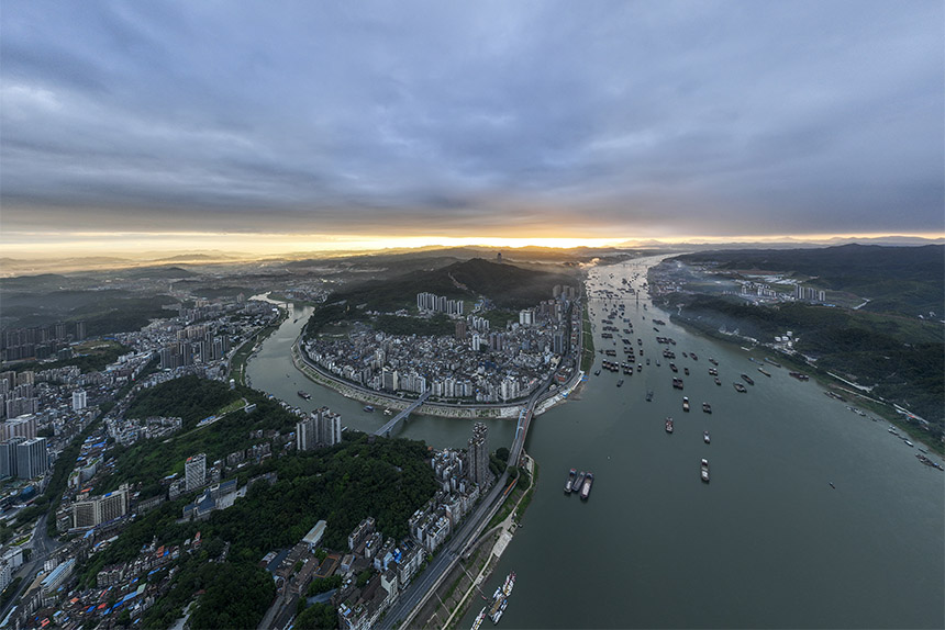 鸟瞰西江航运干线广西梧州市区河段。何华文摄