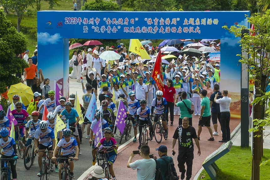 梧州市各界健步走爱好者汇聚玫瑰湖公园参加健步走活动。何华文摄