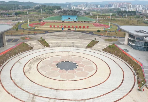 图为依托象州县文体中心打造同心文化广场。象州县委统战部供图