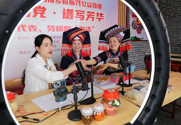 象州县女性人大代表直播带货。象州县委宣传部供图