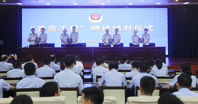 警师与新警进行“师徒结对”并签订承诺书