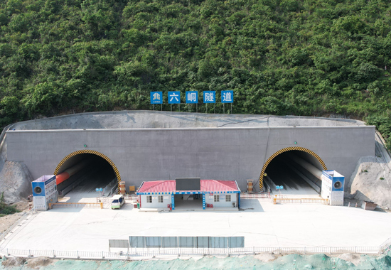 六峒隧道隧道洞口(柳州端)。贺巴高速来都指挥部供图