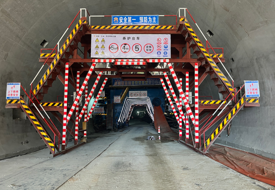 六峒隧道养护台车。贺巴高速来都指挥部供图