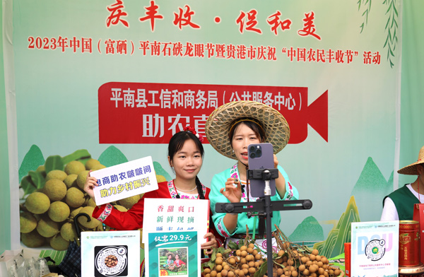 网红正在进行现场直播。林钆伶摄