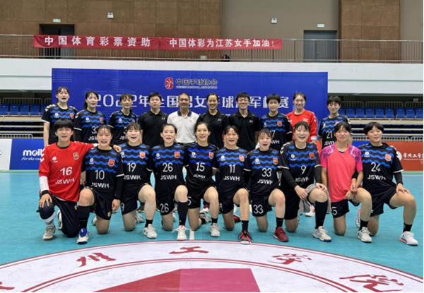 2022年全国男女手球冠军杯赛广西队合影。