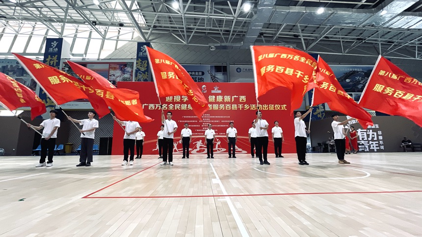 志愿者挥舞旗帜