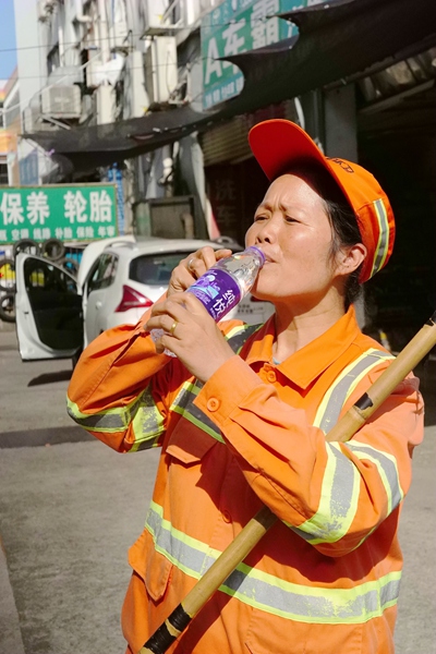 清凉饮用水为环卫工人缓解高温影响。陈亮摄