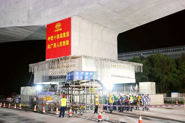 转体桥转体施工现场。张庆杰摄