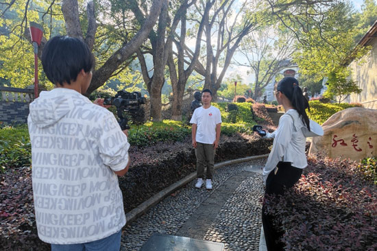 图为学生在古田会议纪念外录制微党课