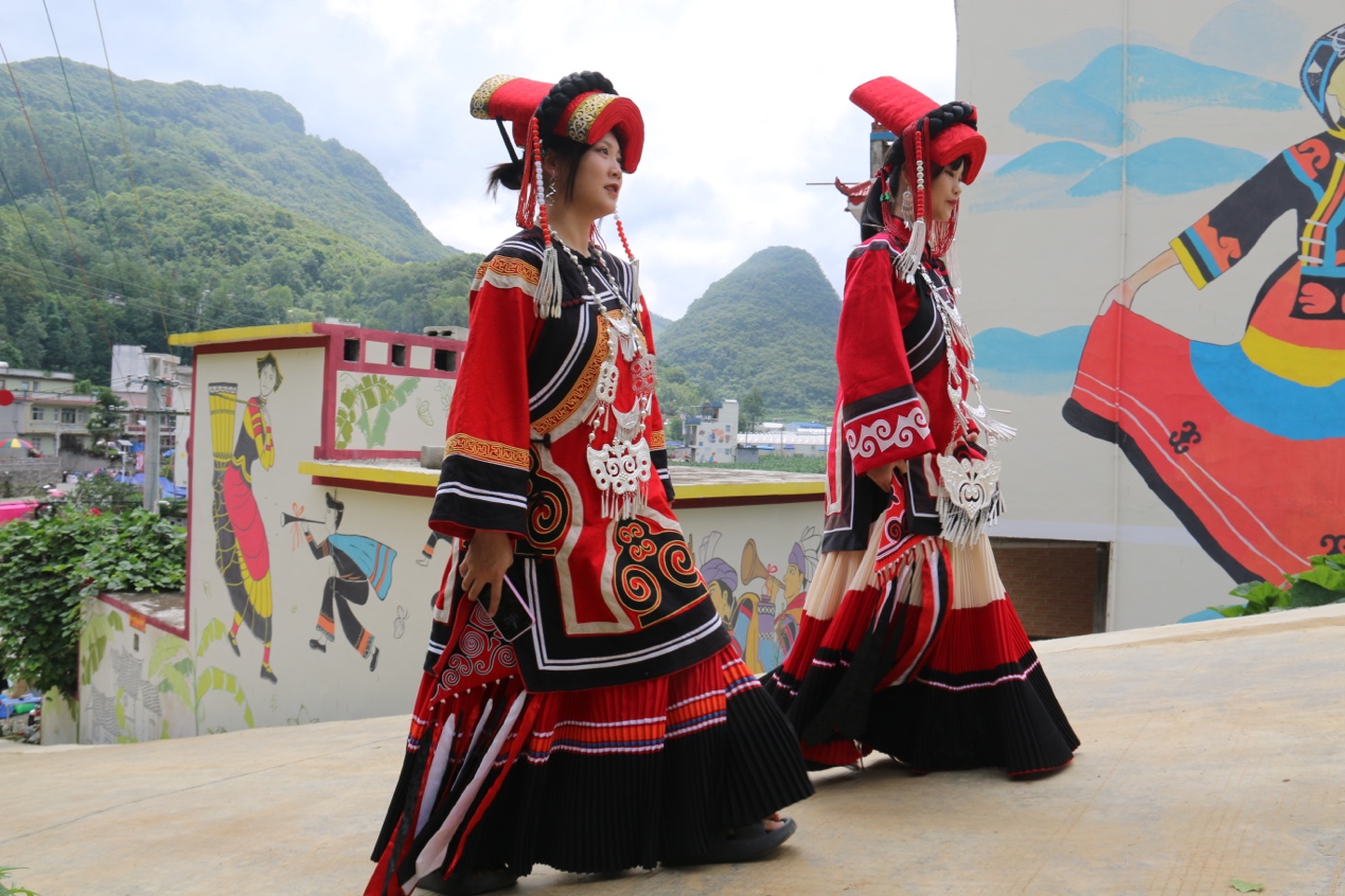 8月10日，隆林各族自治县德峨镇彝族群众身着民族服装参加活动。黄宇霈摄