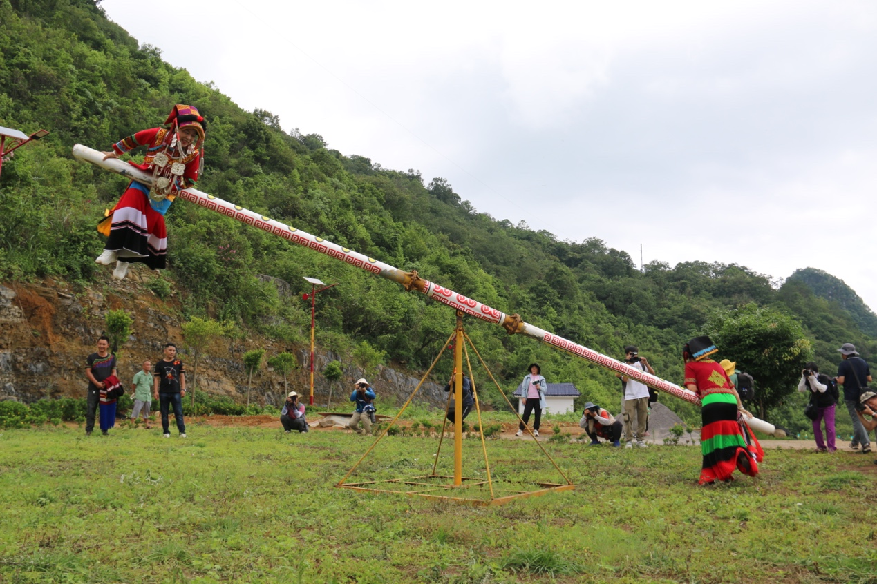 8月10日，隆林各族自治县德峨镇彝族群众表演打石墨。黄宇霈摄