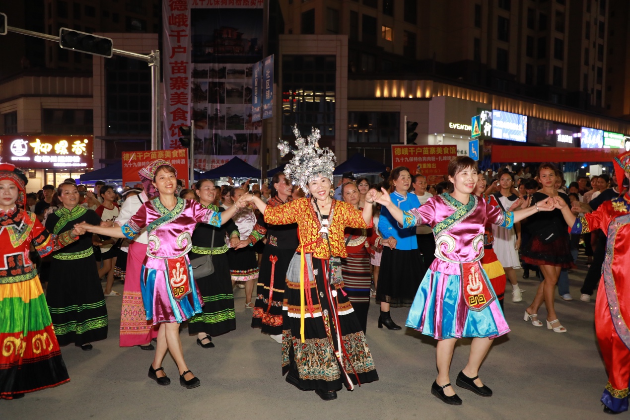 8月9日晚，彝族群众和游客欢庆彝族火把节。黄仁雄摄