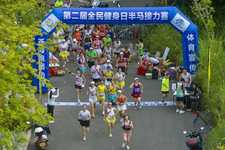 100多名跑步爱好者参加本次半马接力赛。何华文摄