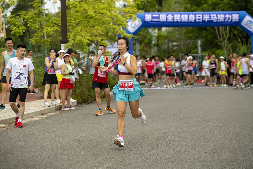 精力充沛的跑步爱好者。何华文摄