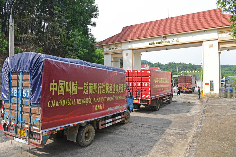 一批中国货车从凭祥市叫隘边民互市贸易点通关顺利驶进越南。庞立坚 摄