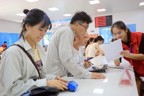 助学贷款业务办理现场。刘璇摄