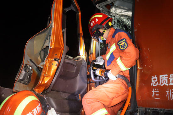 消防人員進行破拆。百色市田陽區金獅消防救援站供圖