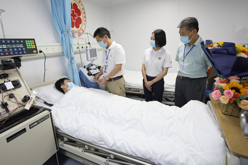 广西医科大学附属肿瘤医院领导到定点采集医院看望李湛。陈维摄