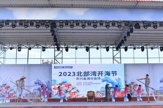 文艺表演。东兴融媒体中心供图