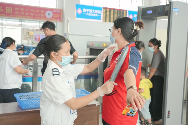 钦州东站安检人员正在对旅客进行安检。吴柯荣摄
